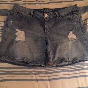 Belle & Sky boyfriend distressed jean shorts